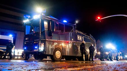 Ein Wasserwerfer der Polizei steht im Stadtteil Harburg bereit.