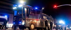 Ein Wasserwerfer der Polizei steht im Stadtteil Harburg bereit.