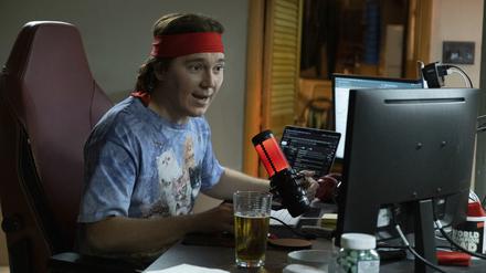 Der Finanzanalyst Keith Gill aka Roaring Kitty (Paul Dano) treibt den Aktienhype um das Videogame-Geschäft Gamestock an.