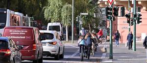 An der Kreuzung Breite Straße/Zeppelinstraße kommen sich abbiegende KfZ mit geradeaus fahrenden Radlern in die Quere. Diet Stadt prüft nun getrennte Ampelphasen.