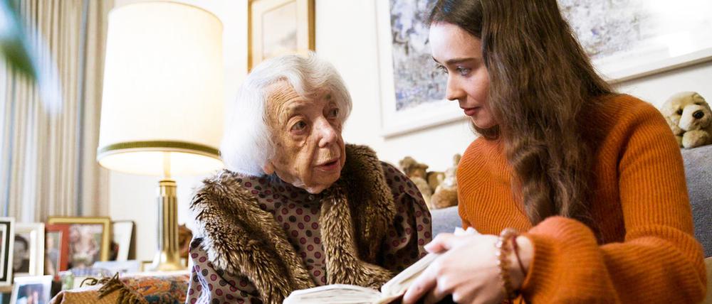 Begegnung mit dem eigenen Leben. Bei den Dreharbeiten kommt die Holocaustüberlebenden Margot Friedländer mit der Hauptdarstellerin Julia Anna Grob zusammen.