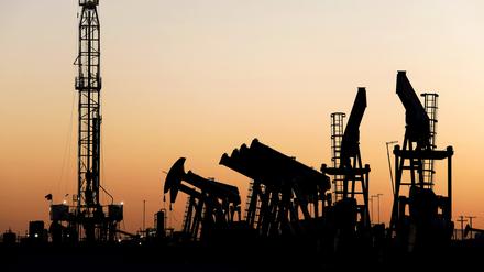 Eine Ölbohrplattform steht am Ende einer Reihe von Pumpen kurz nach Sonnenuntergang. Die USA wollen amerikanische Energie in die ganze Welt exportieren, versprach Donald Trump zu seinem Amtsantritt. 
