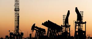 Eine Ölbohrplattform steht am Ende einer Reihe von Pumpen kurz nach Sonnenuntergang. Die USA wollen amerikanische Energie in die ganze Welt exportieren, versprach Donald Trump zu seinem Amtsantritt. 