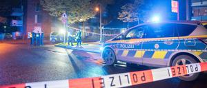 Absperrband der Polizei umgibt den Ort, an dem die Polizei in Köln auf einen 16-Jährigen geschossen hat. Die Staatsanwaltschaft gab nun neue Details zum Vorfall bekannt.