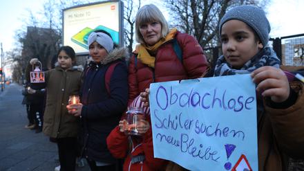 Trotz vielfachen Protests, hier 2020, ist die Berliner Kurt-Schumacher-Schule seit 2012 eine Baustelle. Und wird es wohl bis 2026 bleiben. Mindestens.