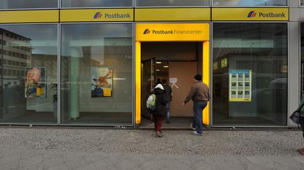 Die Behebung der IT-Probleme der Postbank werden, entgegen der Prognose des Vorstandschefs, über den Jahreswechsel hinaus andauern. 