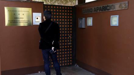 Ein südkoreanischer Journalist vor der nordkoreanischen Botschaft in Madrid, Spanien, 2019.