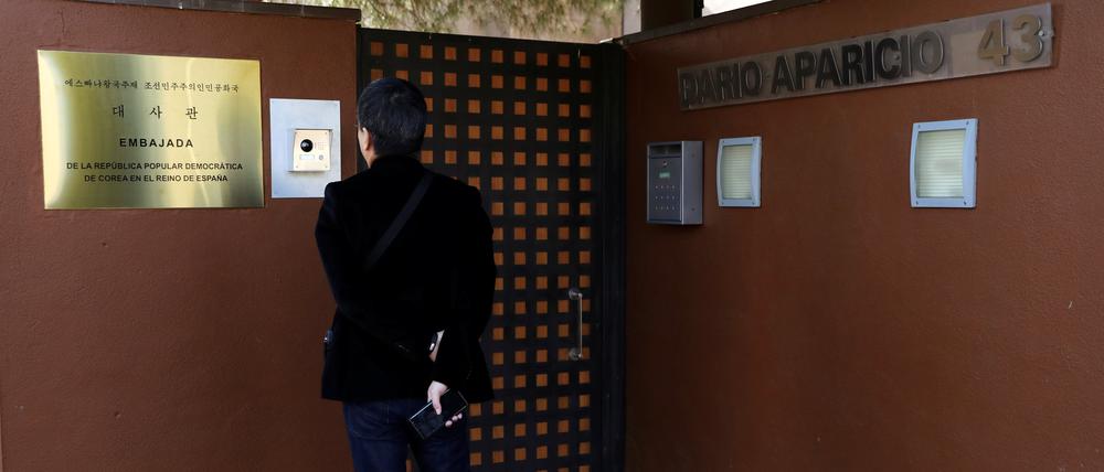 Ein südkoreanischer Journalist vor der nordkoreanischen Botschaft in Madrid, Spanien, 2019.