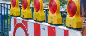 Düsseldorf 27.10.2023 Umleitung Warnleuchte Baken Bake Warnbake Warnbaken Baustelle Sperrung Baustellenleuchte Absperrung Autoverkehr Düsseldorf Nordrhein-Westfalen Deutschland *** Duesseldorf 27 10 2023 detour warning beacon beacon warning beacons construction site closure construction site light cordoning off motor traffic Duesseldorf North Rhine Westphalia Germany Düsseldorf 27.10.2023 Umleitung Warnleuchte Baken Bake Warnbake Warnbaken Baustelle Sperrung Baustellenleuchte Absperrung Autoverkehr Düsseldorf Nordrhein-Westfalen Deutschland *** Duesseldorf 27 10 2023 detour warning beacon beacon warning beacons construction site closure construction site light cordoning off motor traffic Duesseldorf North Rhine Westphalia Germany