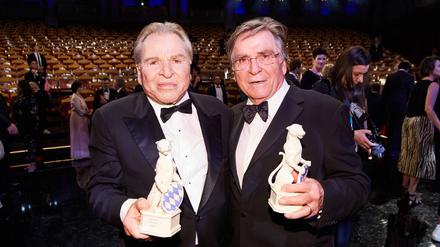 Fritz Wepper mit Bruder Elmar Wepper beim Schlussbild im Saal nach der Verleihung des Bayerischen Fernsehpreises in München 2019.
