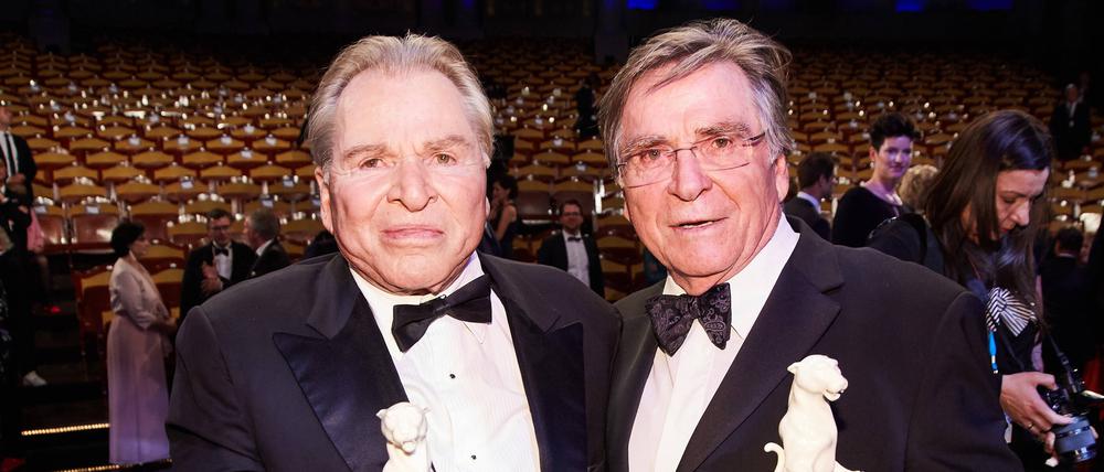 Fritz Wepper mit Bruder Elmar Wepper beim Schlussbild im Saal nach der Verleihung des Bayerischen Fernsehpreises in München 2019.