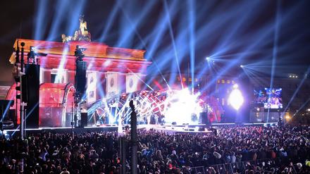 Die Besucher feiern am 31.12.2016 in Berlin auf der Festmeile vor dem Brandenburger Tor. 