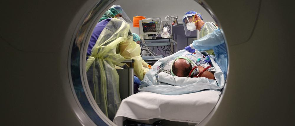 Ein schwer an Covid-19 erkrankter Patient im Jahr 2021.
