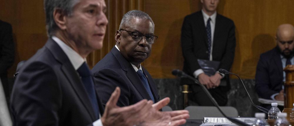 US-Außenminister Tony Blinken, links, sagt bei der Anhörung des Bewilligungsausschusses des Senats zum Antrag auf zusätzliche Mittel für die nationale Sicherheit aus. Verteidigungsminister Lloyd Austin III, rechts, äußerte sich zu dem Antrag auf Notfinanzierung für Israel und die Ukraine. 