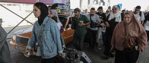 Palästinenser tragen Gepäck am Grenzübergang zwischen dem Gazastreifen und Ägypten. 