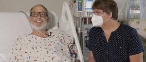 Auf diesem von der University of Maryland School of Medicine zur Verfügung gestellten Foto liegt Lawrence Faucette im Bett neben seiner Frau Ann im Krankenhaus der Schule in Baltimore, MdL, bevor er ein Schweineherz transplantiert bekommt.