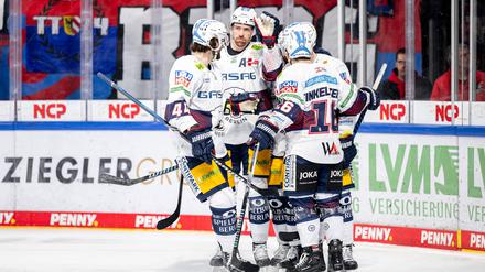 Zehn Tore, acht Schützen. Bei den Eisbären lief beim Auswärtssieg in Nürnberg alles.