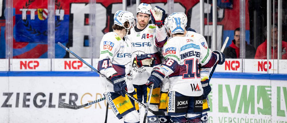 Die Eisbären schießen im Schnitt mehr als vier Tore pro Spiel, da gibt es einiges zu jubeln.