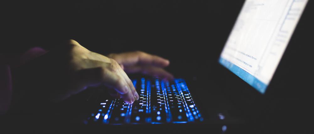 In den Dunkelecken des Internets finden sich nicht nur Hass und Hetze, sondern auch abstruse Verschwörungsmythen.