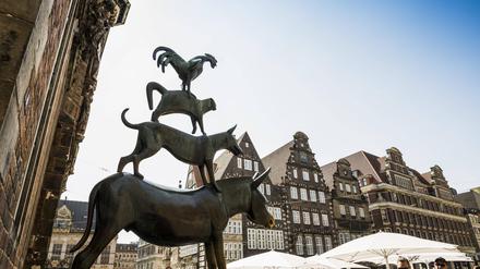 Umweltaktivisten haben in Bremen die Statue der Bremer Stadtmusikanten mit schwarzer Farbe übergossen (Symbolbild).