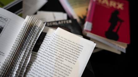 Zerstörte Bücher, die sich mit rechter Thematik aber auch linken Themen beschäftigen, liegen in der Bezirkszentralbibliothek im Eva-Maria-Buch-Haus. Die Bücher wurden 2021 in der Bibliothek von Unbekannten zerstört. Bei einer Pressekonferenz der Mobilen Beratung gegen Rechtsextremismus Berlin wurde eine Handreichung für Bibliotheken namens “Alles nur leere Worte? Zum Umgang mit dem Kulturkampf von rechts in Bibliotheken” vorgestellt. +++ dpa-Bildfunk +++
