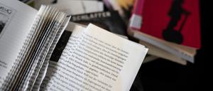 Zerstörte Bücher, die sich mit rechter Thematik aber auch linken Themen beschäftigen, liegen in der Bezirkszentralbibliothek im Eva-Maria-Buch-Haus. Die Bücher wurden 2021 in der Bibliothek von Unbekannten zerstört. Bei einer Pressekonferenz der Mobilen Beratung gegen Rechtsextremismus Berlin wurde eine Handreichung für Bibliotheken namens “Alles nur leere Worte? Zum Umgang mit dem Kulturkampf von rechts in Bibliotheken” vorgestellt. +++ dpa-Bildfunk +++