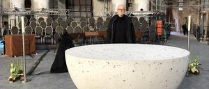 Der neue Altar in der Kathedrale St. Hedwig. Künstler: Leo Zogmayer.