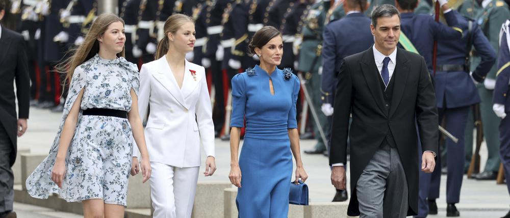 Die spanische Infantin Sofia, ihre Schwester Kronprinzessin Leonor, Königin Letizia und Prmeier Pedro Sánchez am Dienstag auf dem Weg zur Vereidigung der Kronprinzessin.