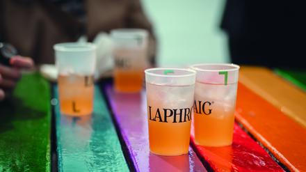 Drinks in der Laphroaig-Brennerei auf der schottischen Whisky-Insel Islay.