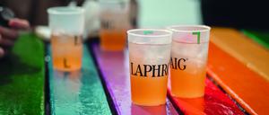 Drinks in der Laphroaig-Brennerei auf der schottischen Whisky-Insel Islay.