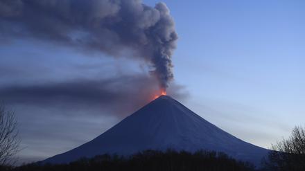 Rauch und Lava strömen aus dem Vulkan Kljutschewskoi.