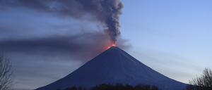 Rauch und Lava strömen aus dem Vulkan Kljutschewskoi.