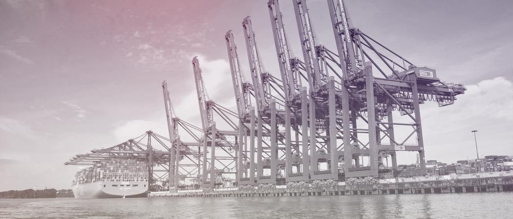 Kräne und Containerschiff im Hamburger Hafen.
