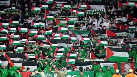 Fans von Celtic Glasgow schwenkten bei einem Spiel der Fußball-Champions-League Palästina-Flaggen.