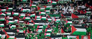 Fans von Celtic Glasgow schwenkten bei einem Spiel der Fußball-Champions-League Palästina-Flaggen.