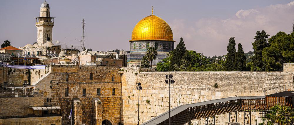 Heiligtümer des Judentums: Klagemauer und Felsendom in Jerusalem.