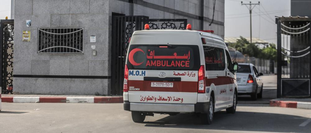 Ein palästinensischer Krankenwagen überquert den Grenzübergang zwischen Gaza und Ägypten.