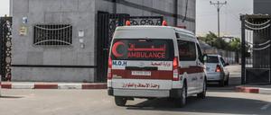 Ein palästinensischer Krankenwagen überquert den Grenzübergang zwischen Gaza und Ägypten. 