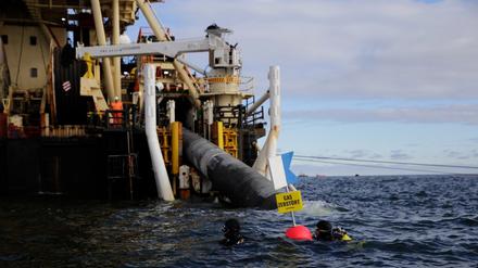 Taucher der nehmen nahe des Verlegeschiffs „Castoro 10“ an einem Protest gegen den Bau einer Pipeline für das geplante Rügener LNG-Terminal teil.