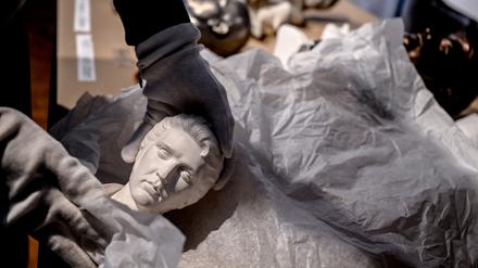 Museumsmitarbeiter Emil packt vor dem Umzug des Museums der Dinge – Werkbundarchiv, das Exponat einer Elvis Büste ein. Das Berliner Museum der Dinge muss umziehen und schließt deswegen den bisherigen Standort. Die Wiedereröffnung am Interimsstandort in der Leipziger Straße ist für Mai 2024 geplant.