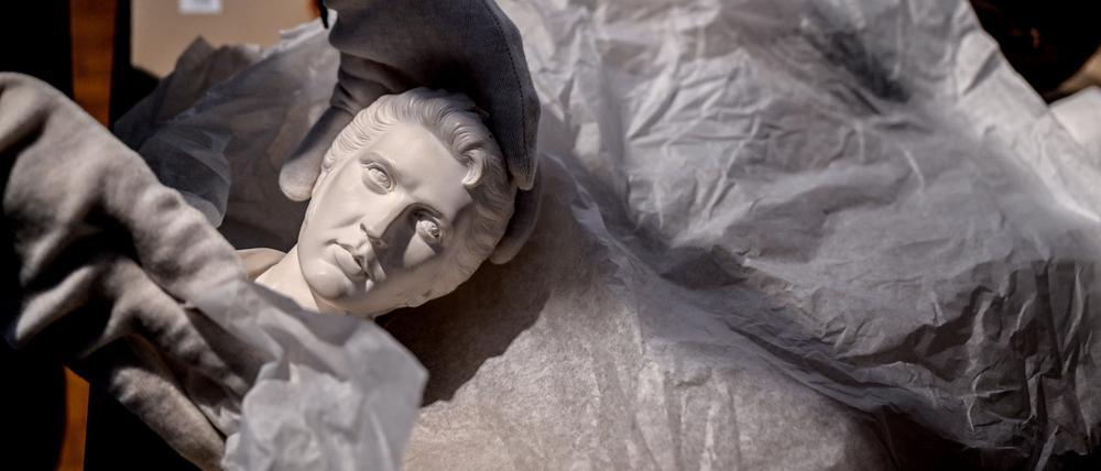 01.11.2023, Berlin: Museumsmitarbeiter Emil packt vor dem Umzug des Museums der Dinge - Werkbundarchiv, das Exponat einer Elvis Büste ein. Das Berliner Museum der Dinge muss umziehen und schließt deswegen den bisherigen Standort. Die Wiedereröffnung am Interimsstandort in der Leipziger Straße ist für Mai 2024 geplant. Foto: Britta Pedersen/dpa +++ dpa-Bildfunk +++