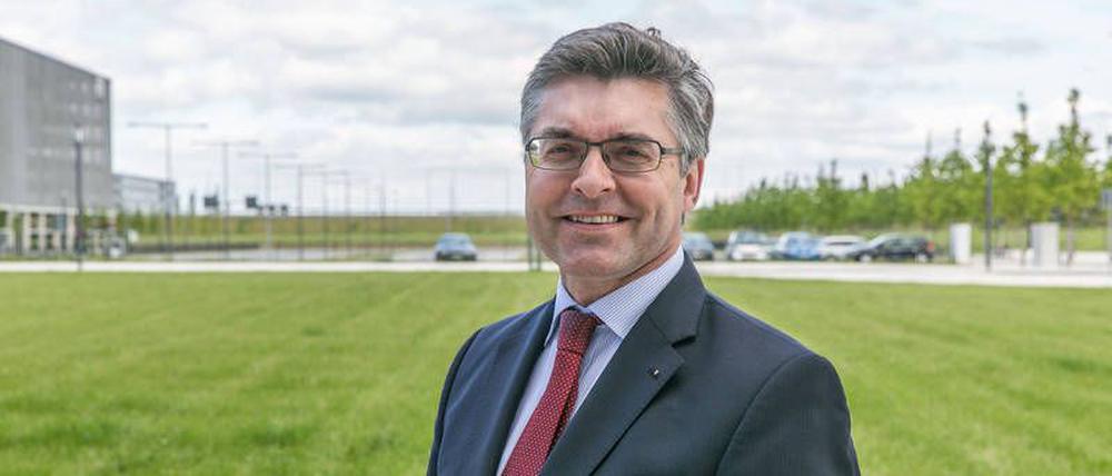 Burkhardt Greiff, neuer Geschäftsführer der kommunalen Stadtentsorgung GmbH (Step). Greif ist bei Remondis in Ostdeutschland für das Projektmanagment auf kommunaler Ebene zuständig. Ebenso ist er Präsident des Unternehmerverbandes Berlin-Brandenburg. Aufgabe der seit 1991 bestehenden Step ist die Entsorgung von Abfällen, Fäkalien und Wertstoffen sowie die Straßenreinigung, zudem übernimmt die Firma den Winterdienst.