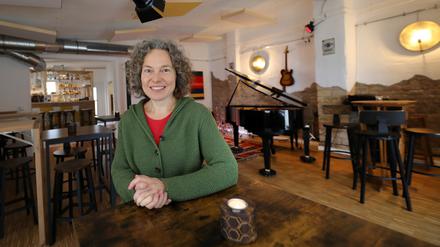 Antje Helm hat gemeinsam mit ihrem Mann die ehemalige DDR-Garage saniert und daraus eine Bar mit Live-Musik gemacht.