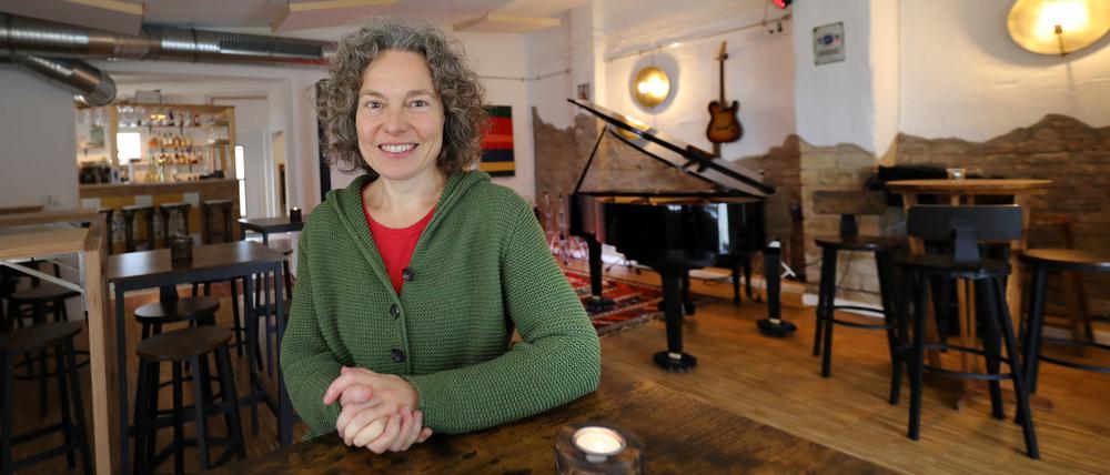 Antje Helm hat gemeinsam mit ihrem Mann die ehemalige DDR-Garage saniert und daraus eine Bar mit Live-Musik gemacht.