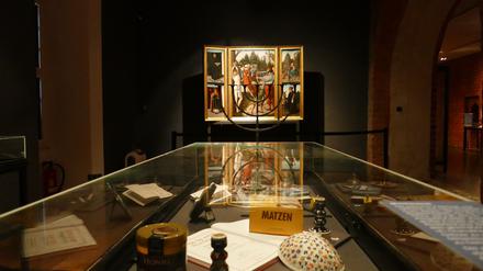 Eine Vitrine mit Alltagsgegenständen und eine von Achim Kühn gefertige Menora.