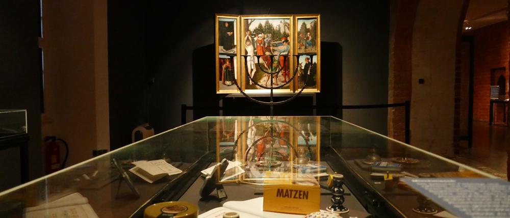 Eine Vitrine mit Alltagsgegenständen und eine von Achim Kühn gefertige Menora.