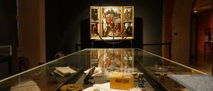 Eine Vitrine mit Alltagsgegenständen und eine von Achim Kühn gefertige Menora.