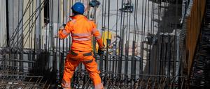 ARCHIV - 15.04.2020, Bayern, München: Ein Bauarbeiter verlegt auf einer Baustelle Stahlmatten. (zu dpa: «Zahl der Arbeitslosen sinkt im Oktober um 20 000 auf 2,607 Millionen») Foto: Sven Hoppe/dpa +++ dpa-Bildfunk +++