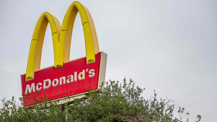 Videos, die im Internet kursierten, zeigten Männer mit palästinensischen Flaggen, die kistenweise Mäuse oder Ratten in ein McDonald’s-Restaurants  in der englischen Stadt Birmingham schütteten.