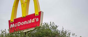 Videos, die im Internet kursierten, zeigten Männer mit palästinensischen Flaggen, die kistenweise Mäuse oder Ratten in ein McDonald’s-Restaurants  in der englischen Stadt Birmingham schütteten.